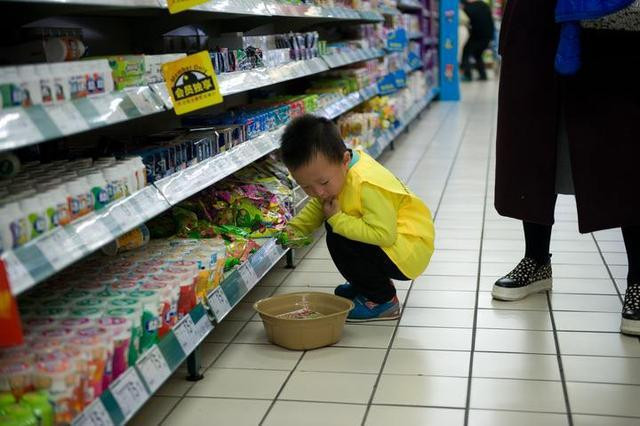 Người mẹ cố tình bỏ mặc con trai 5 tuổi trong siêu thị, hành vi của cháu bé sau đó khiến ai nấy đều thán phục-1