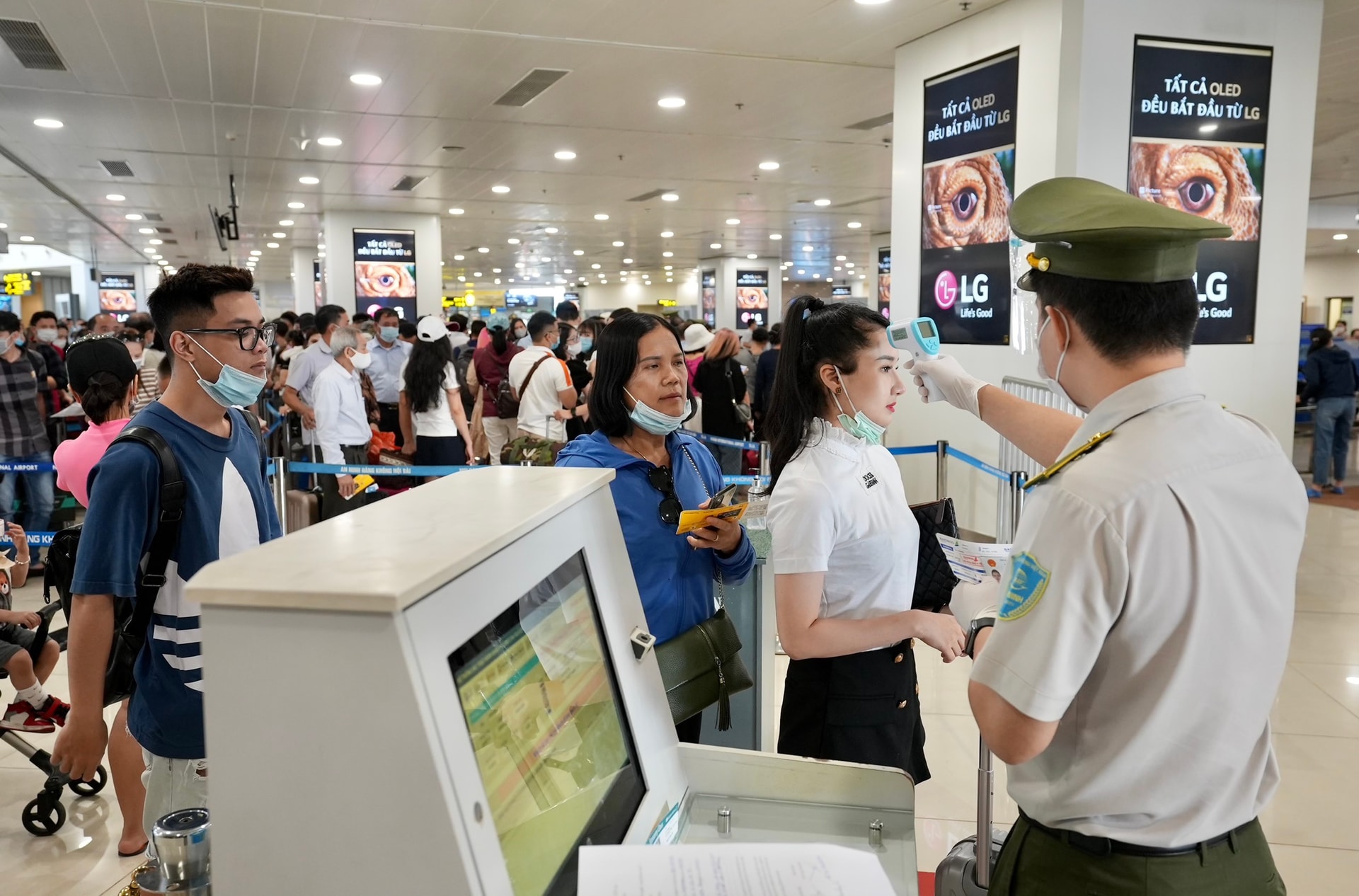 Covid-19 leo thang, khách đi máy bay ho sốt bị từ chối vận chuyển - 1 Covid-19 leo thang, khách đi máy bay ho sốt bị từ chối vận chuyển - 1