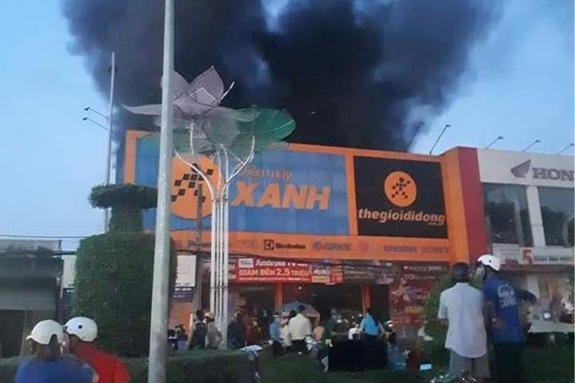 Cháy lớn cửa hàng Điện Máy Xanh tại Cần Thơ - 1