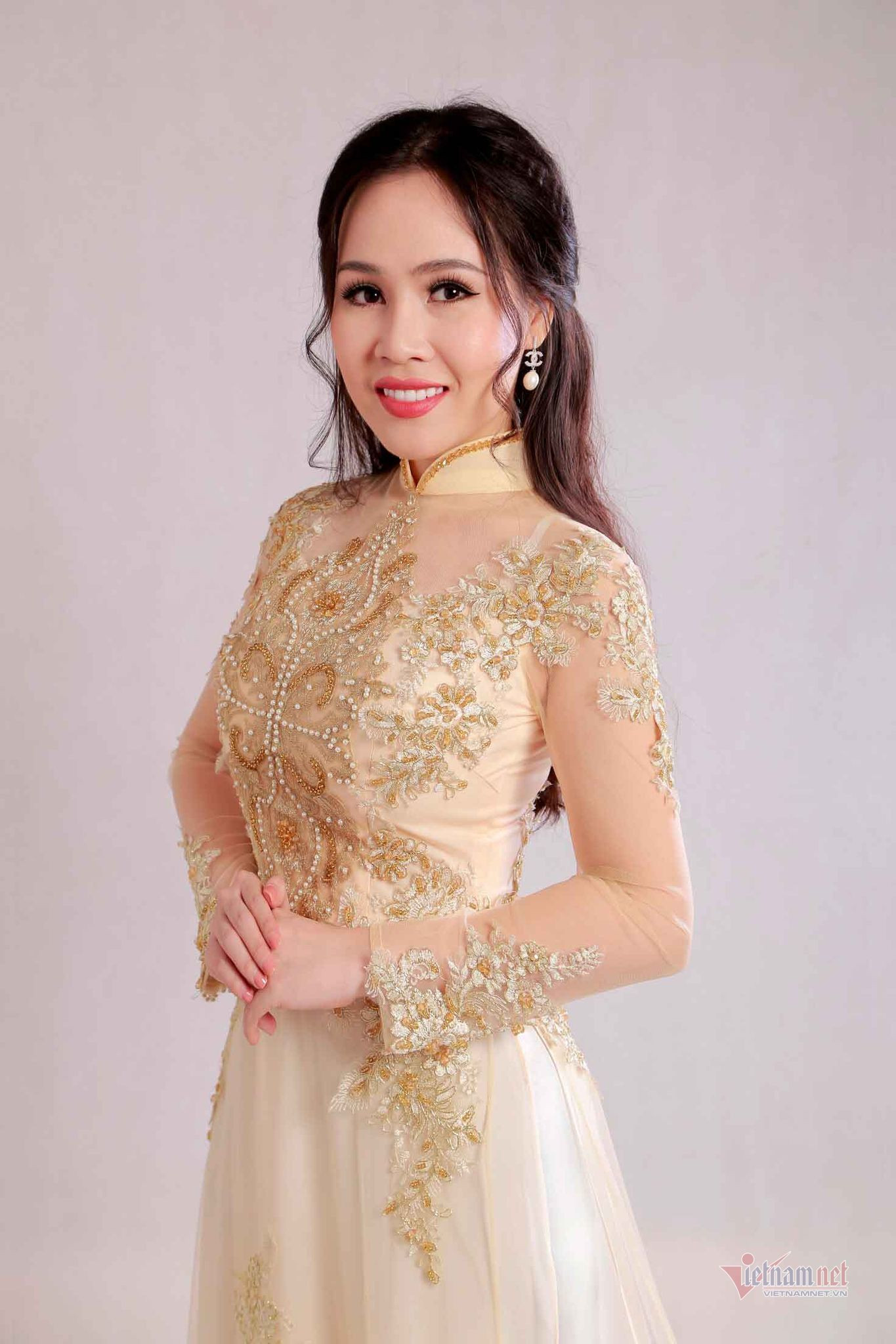 'Diễn viên lùn nhất showbiz Việt' mong sớm đoàn tụ với chồng Tây