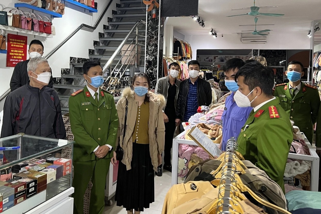 Vụ cô gái quỳ gối ở shop quần áo: Đang phối hợp làm rõ nguồn gốc hàng hóa - 2 Vụ cô gái quỳ gối ở shop quần áo: Đang phối hợp làm rõ nguồn gốc hàng hóa - 2