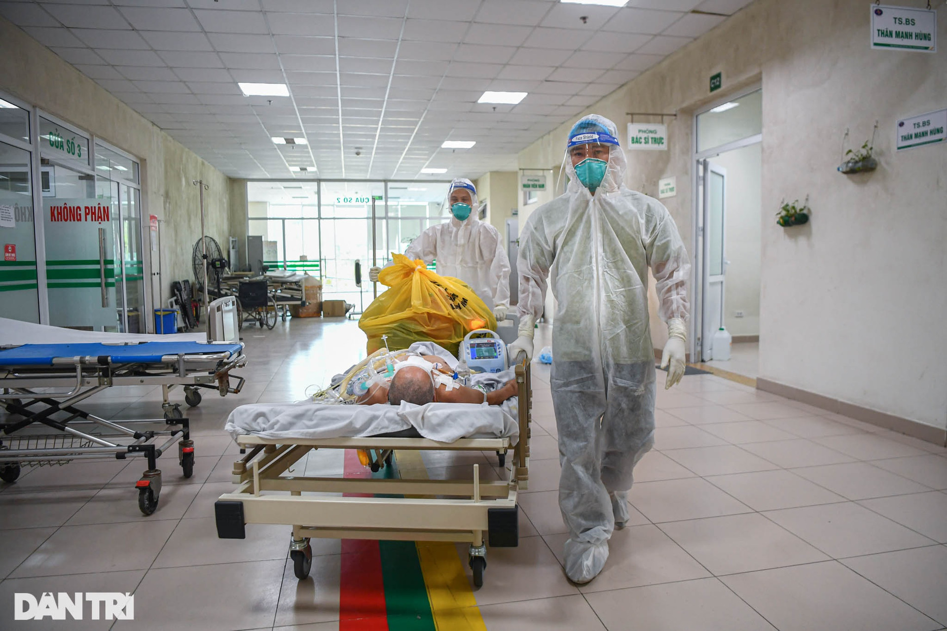 Một ngày trong khu điều trị bệnh nhân Covid-19 triệu chứng nặng ở Hà Nội - 18