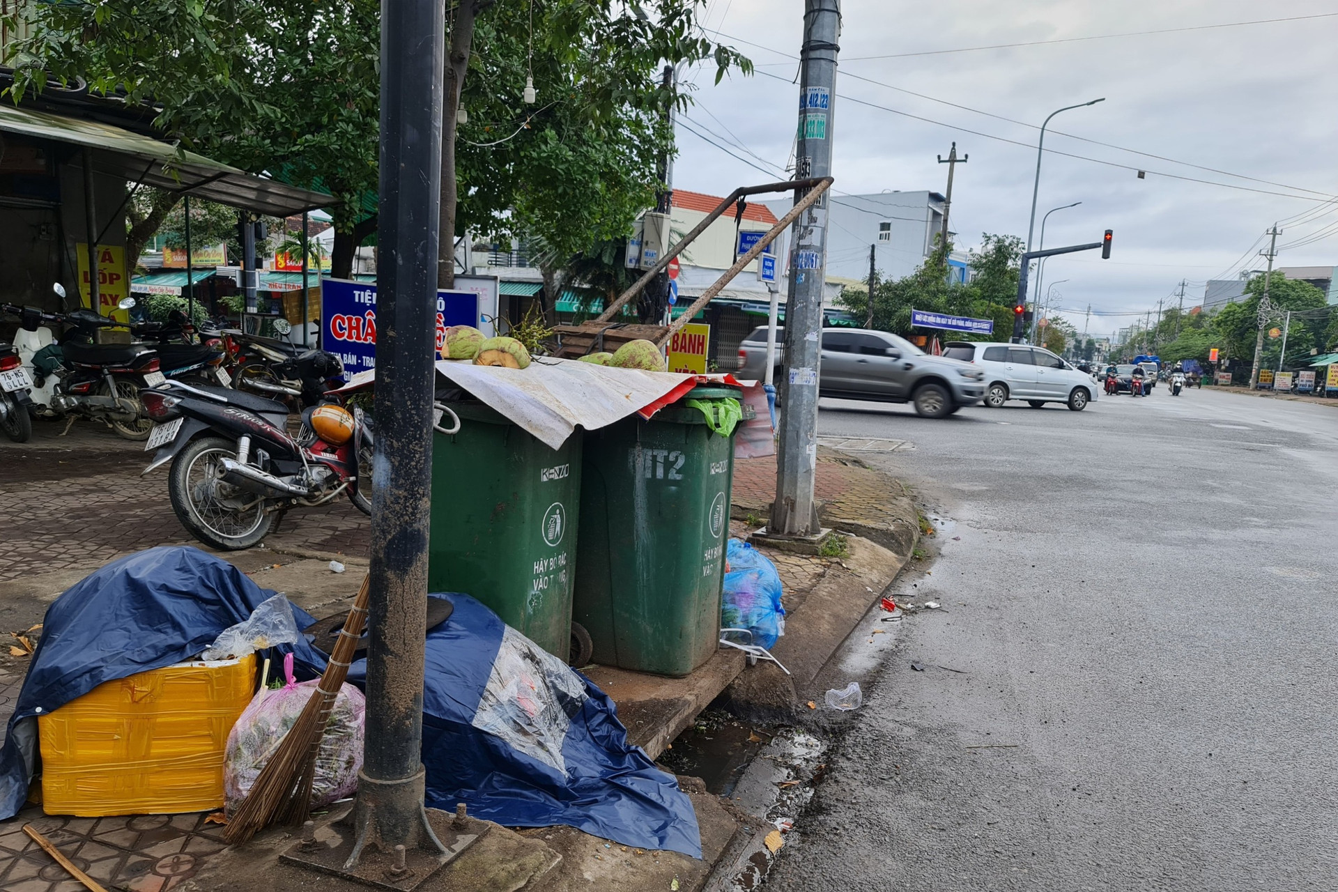 Một hộ dân quyết chặn lối xe thu gom vào bãi, rác thải toàn thành phố ùn ứ - 2