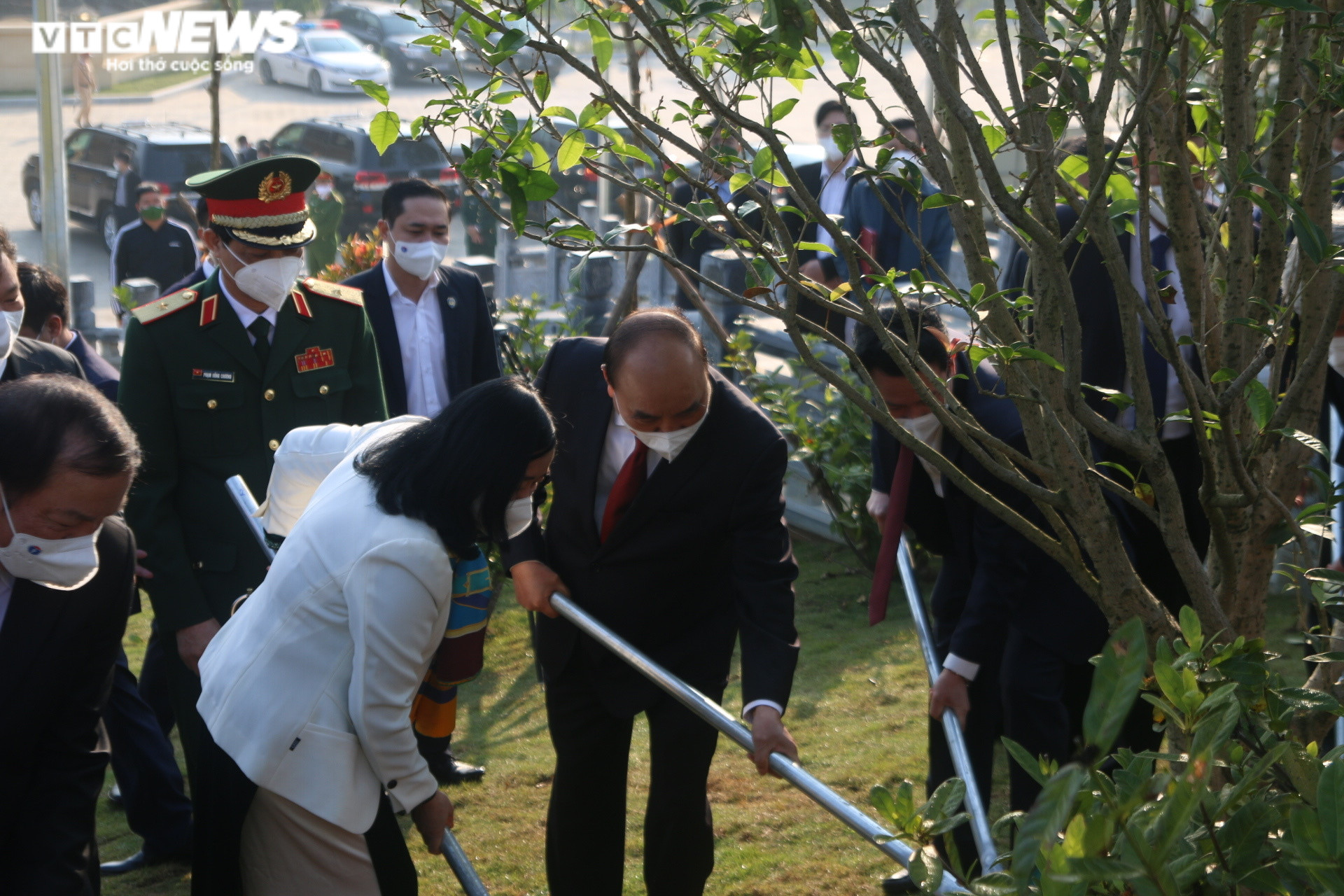 Ảnh: Chủ tịch nước Nguyễn Xuân Phúc viếng nghĩa trang Vị Xuyên, Hà Giang - 9