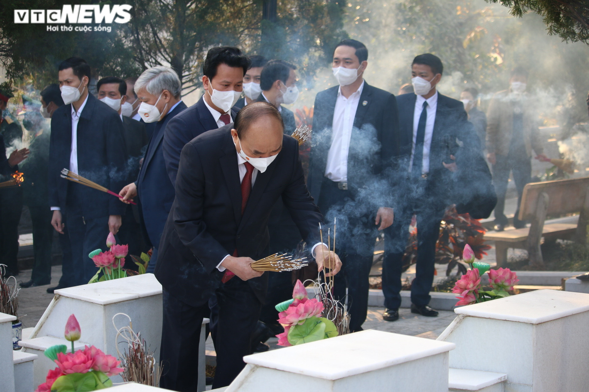 Ảnh: Chủ tịch nước Nguyễn Xuân Phúc viếng nghĩa trang Vị Xuyên, Hà Giang - 6