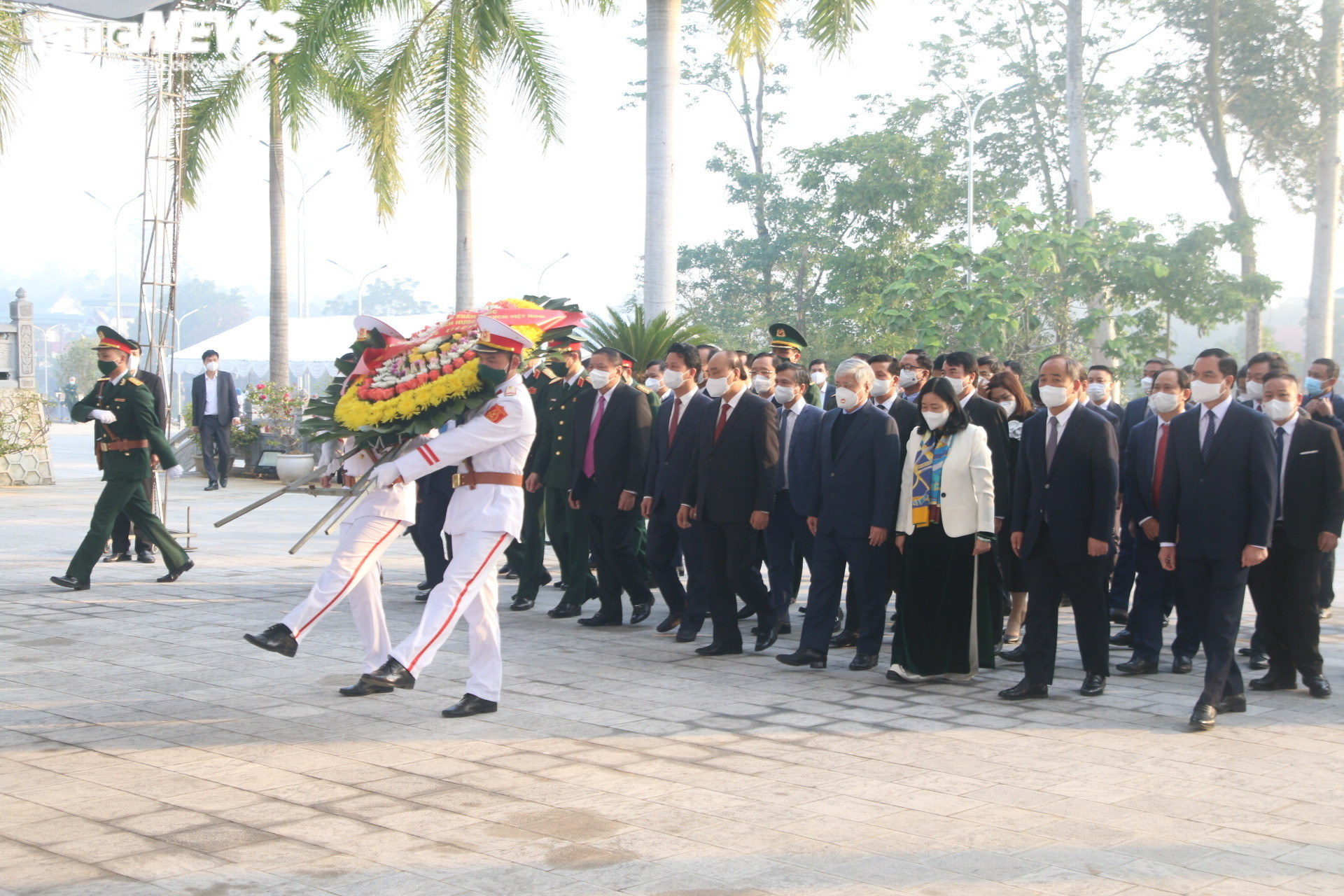 Ảnh: Chủ tịch nước Nguyễn Xuân Phúc viếng nghĩa trang Vị Xuyên, Hà Giang - 1