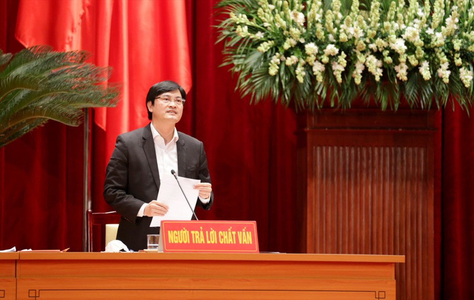 Giám đốc Sở Y tế Quảng Ninh thông tin tới cử tri về kế hoạch tiêm vaccine phòng COVID-19 mũi thứ 3. Ảnh: CTV
