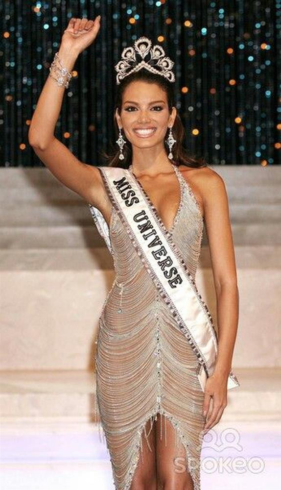 Váy của Thùy Tiên chưa là gì với váy của Miss Universe 2006: Nặng, chật, hại chính chủ ngất xỉu ngay trên sân khấu-2