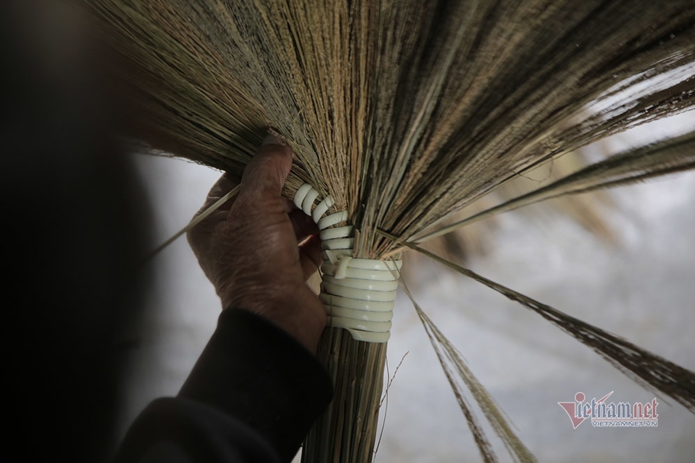 Sang Lào gom hàng, cả làng sung túc nhờ làm chổi đót