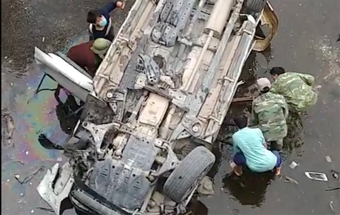 2 cán bộ thuế ở Nghệ An tử vong khi ô tô lao xuống suối