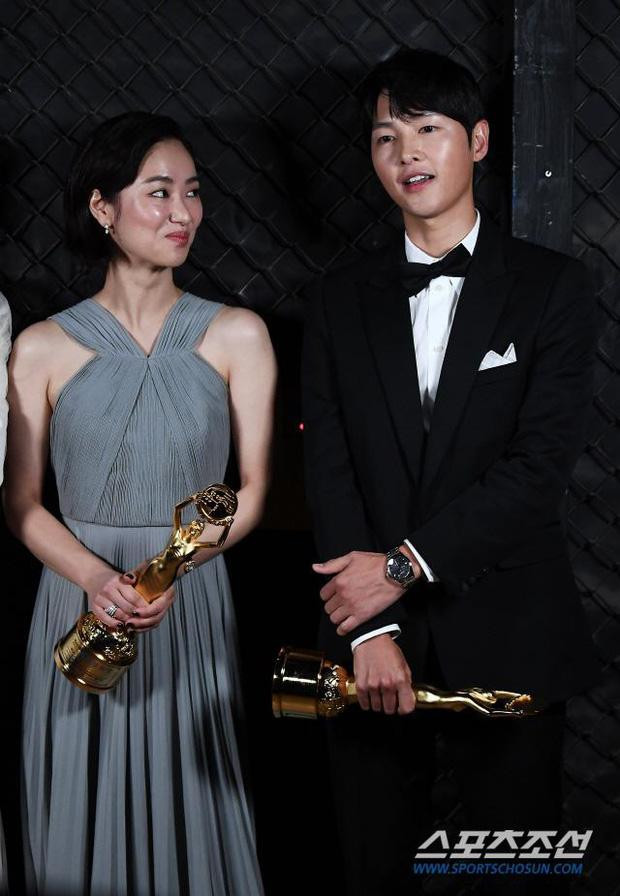 Song Joong Ki bị tóm ảnh hẹn hò tình tin đồn Jeon Yeo Bin-6