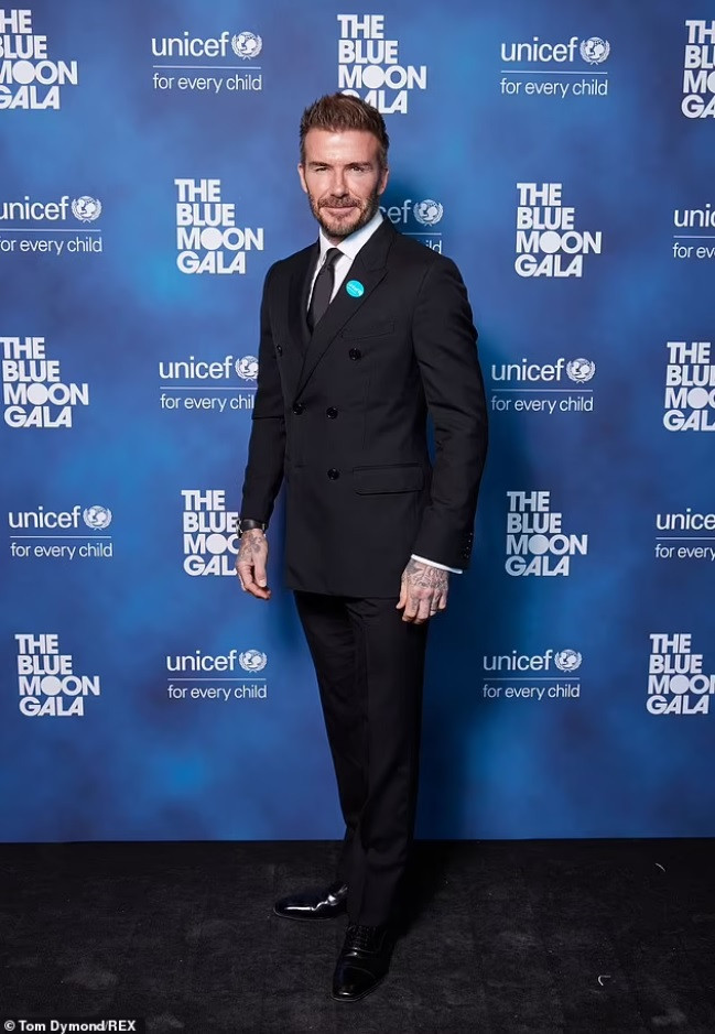Cha con David Beckham gây chú ý khi cùng đồng hành tại sự kiện từ thiện - 2