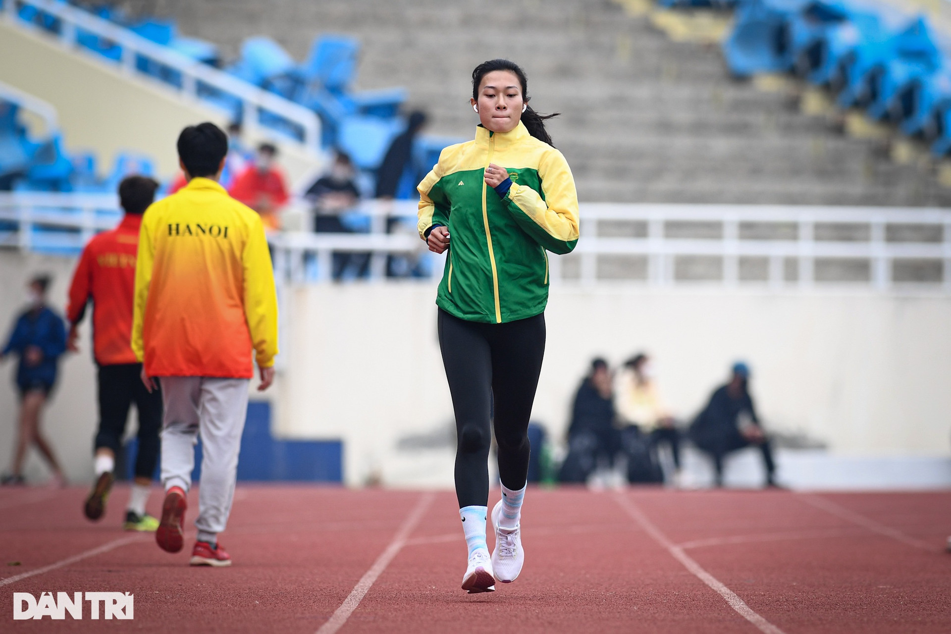 Lê Tú Chinh thống trị nội dung chạy 100m nữ ở giải điền kinh quốc gia - 2