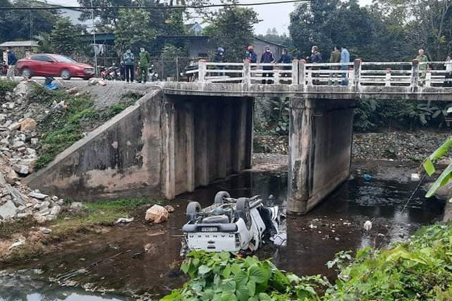 Vụ xe bán tải lao khỏi cầu: Hai người tử vong là cán bộ thuế - 3