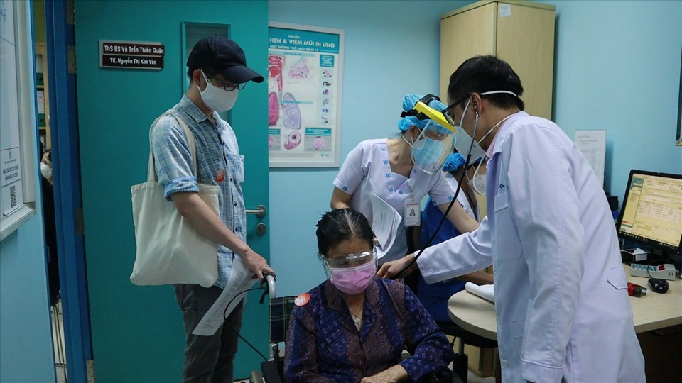 Bệnh nhân đến khám vì mệt mỏi sau khi nhiễm COVID-19. Ảnh: Nguyễn Ly