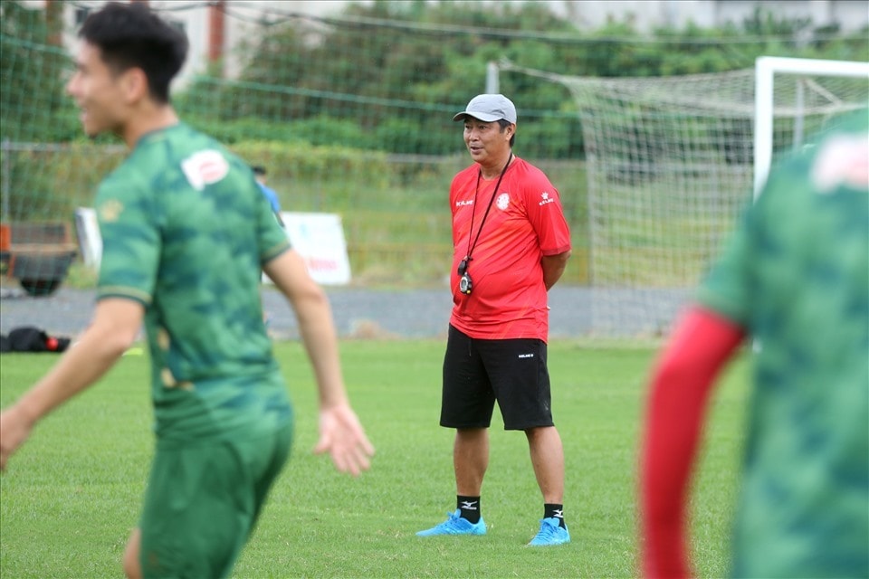 Kế hoạch chuẩn bị cho V.League 2022 của huấn luyện viên Trần Minh Chiến bị gián đoạn. Ảnh: Thanh Vũ
