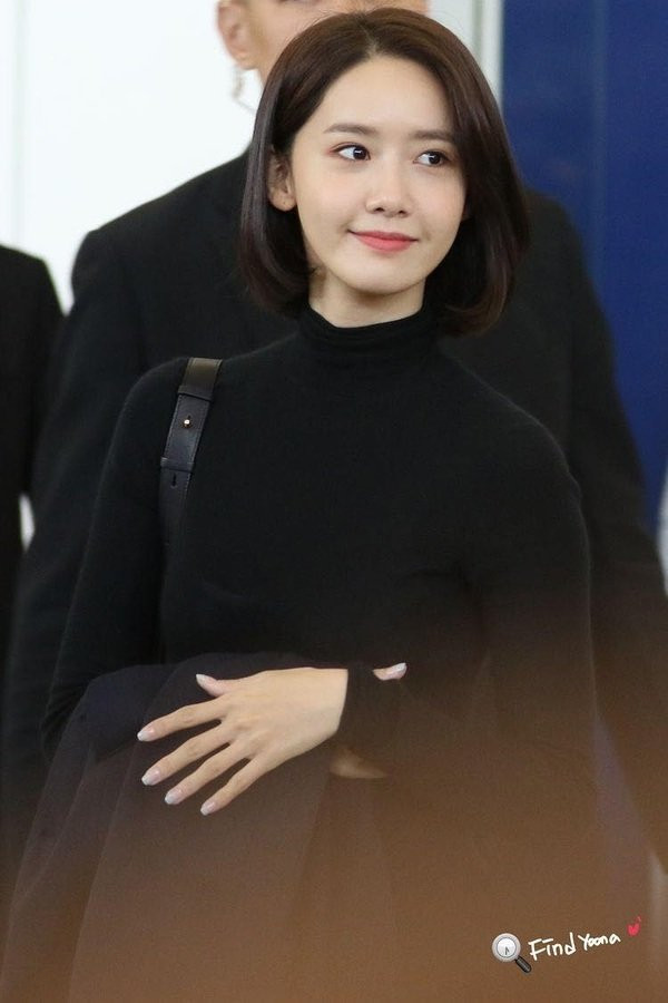  “Nữ thần SM' - Yoona mặc 'cả cây' đen, cô khéo cầm thêm 1 mẫu áo khoác để tránh trường hợp nhiệt độ ngoài trời giảm bất ngờ. (Ảnh: T.H)