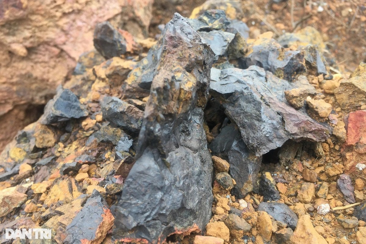 Cận cảnh mỏ khoáng sản lậu quy mô lớn vừa bị phát hiện tại Quảng Bình - 6