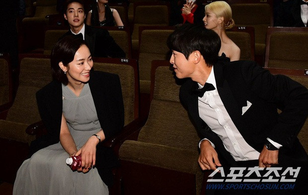 2 năm sau ly hôn Song Hye Kyo, Song Joong Ki bị bắt gặp hò hẹn - 5