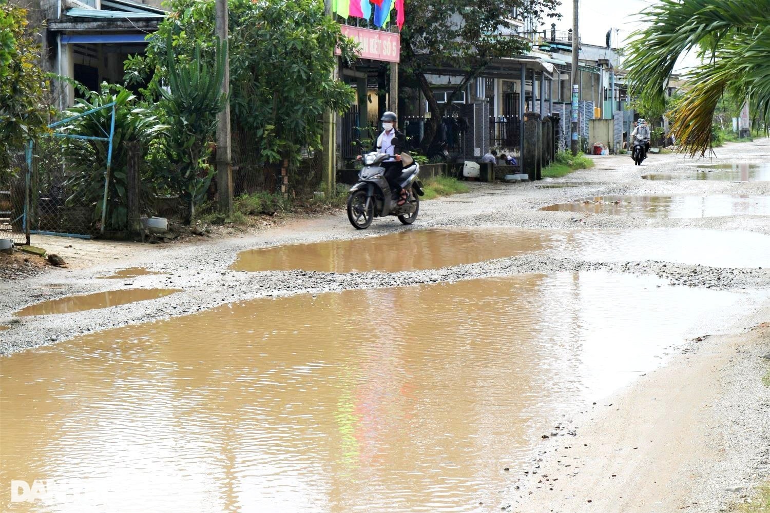 Bất an khi đi qua đoạn đường 2,5 km chi chít ổ voi, ổ gà - 1