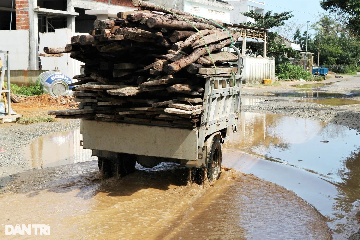 Bất an khi đi qua đoạn đường 2,5 km chi chít ổ voi, ổ gà - 11