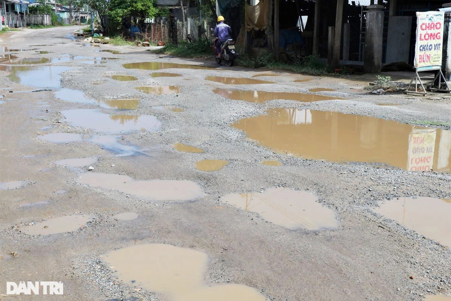 Bất an khi đi qua đoạn đường 2,5 km chi chít ổ voi, ổ gà - 12