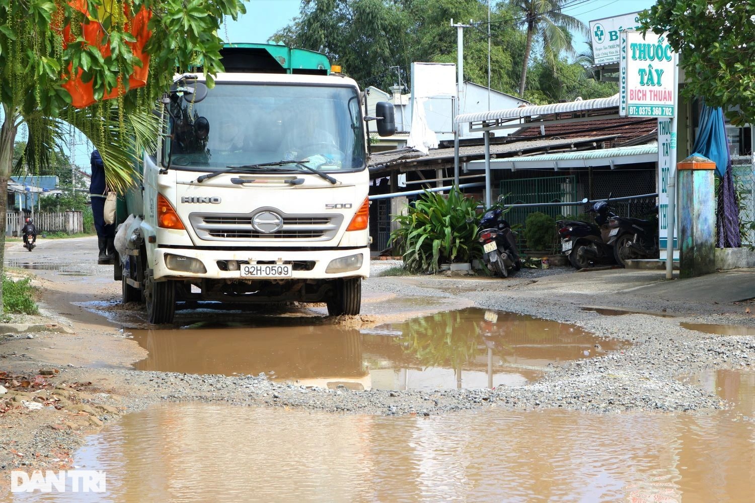 Bất an khi đi qua đoạn đường 2,5 km chi chít ổ voi, ổ gà - 14