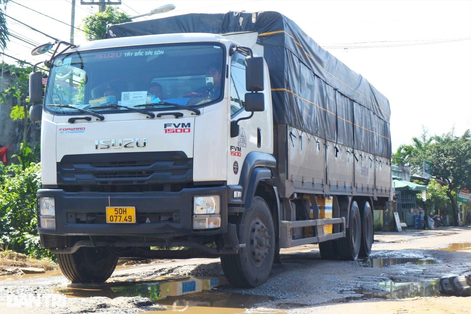 Bất an khi đi qua đoạn đường 2,5 km chi chít ổ voi, ổ gà - 3