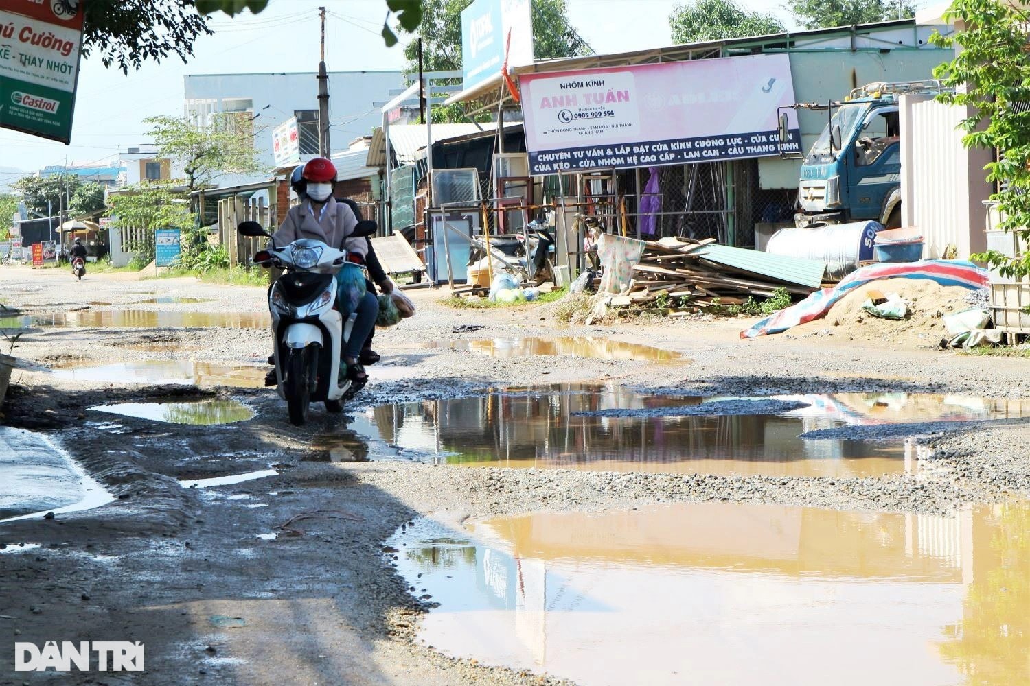 Bất an khi đi qua đoạn đường 2,5 km chi chít ổ voi, ổ gà - 4