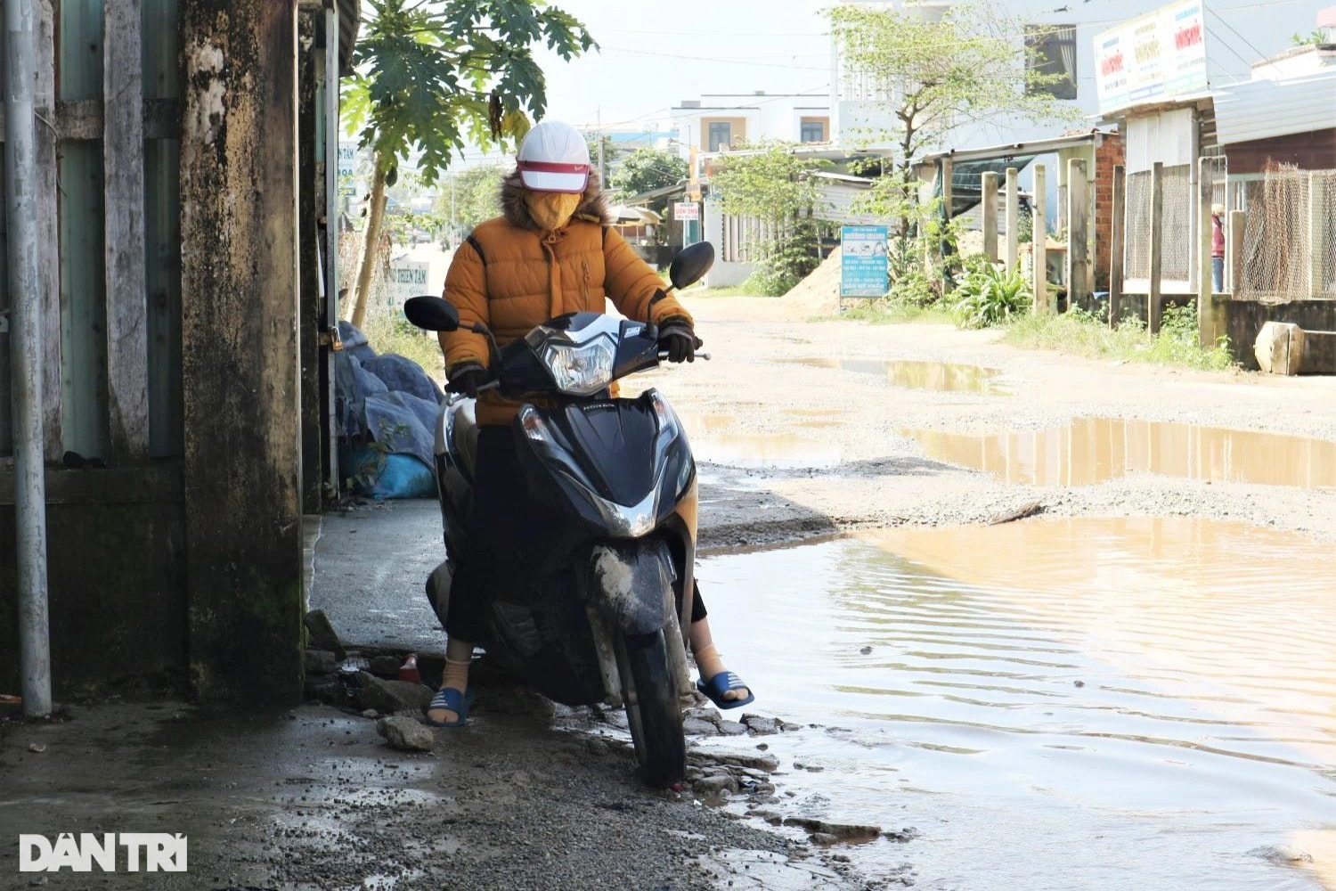 Bất an khi đi qua đoạn đường 2,5 km chi chít ổ voi, ổ gà - 6