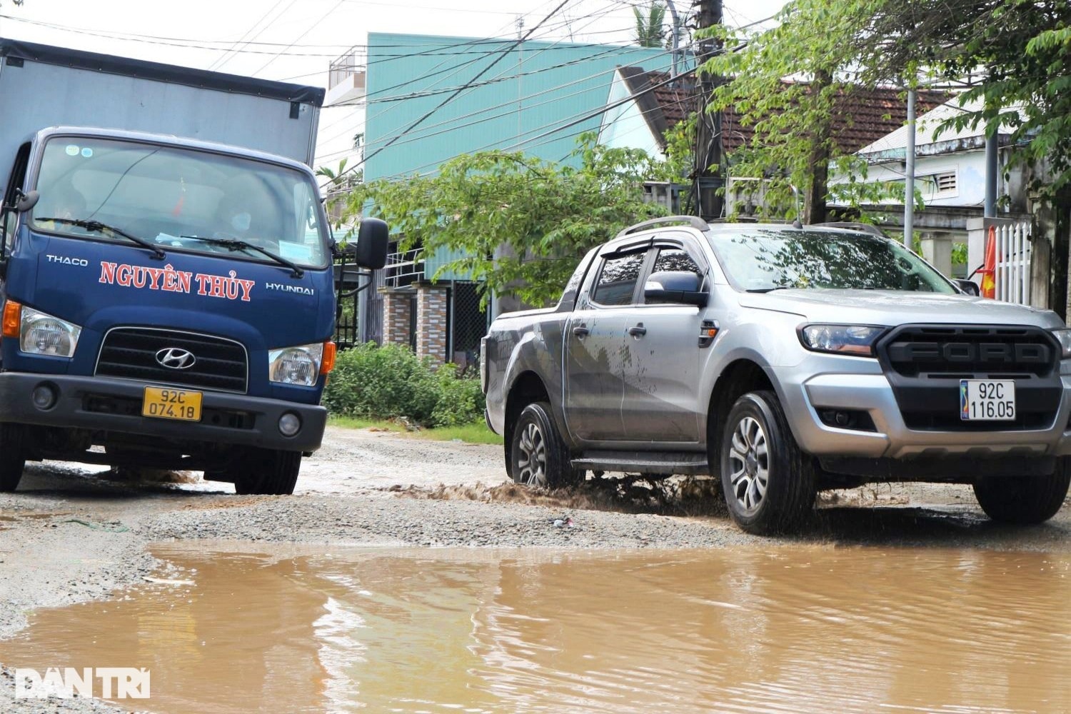 Bất an khi đi qua đoạn đường 2,5 km chi chít ổ voi, ổ gà - 7