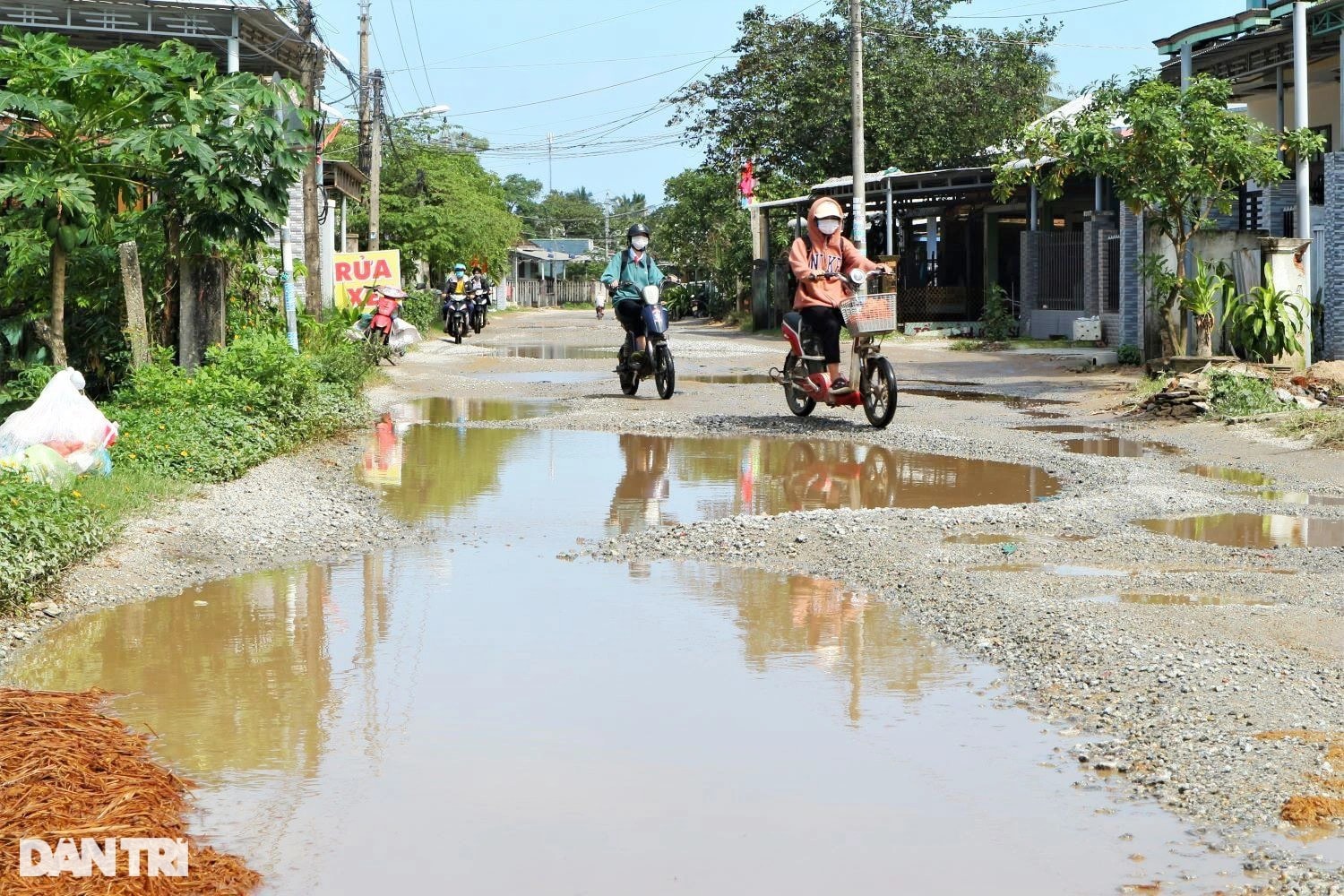 Bất an khi đi qua đoạn đường 2,5 km chi chít ổ voi, ổ gà - 8