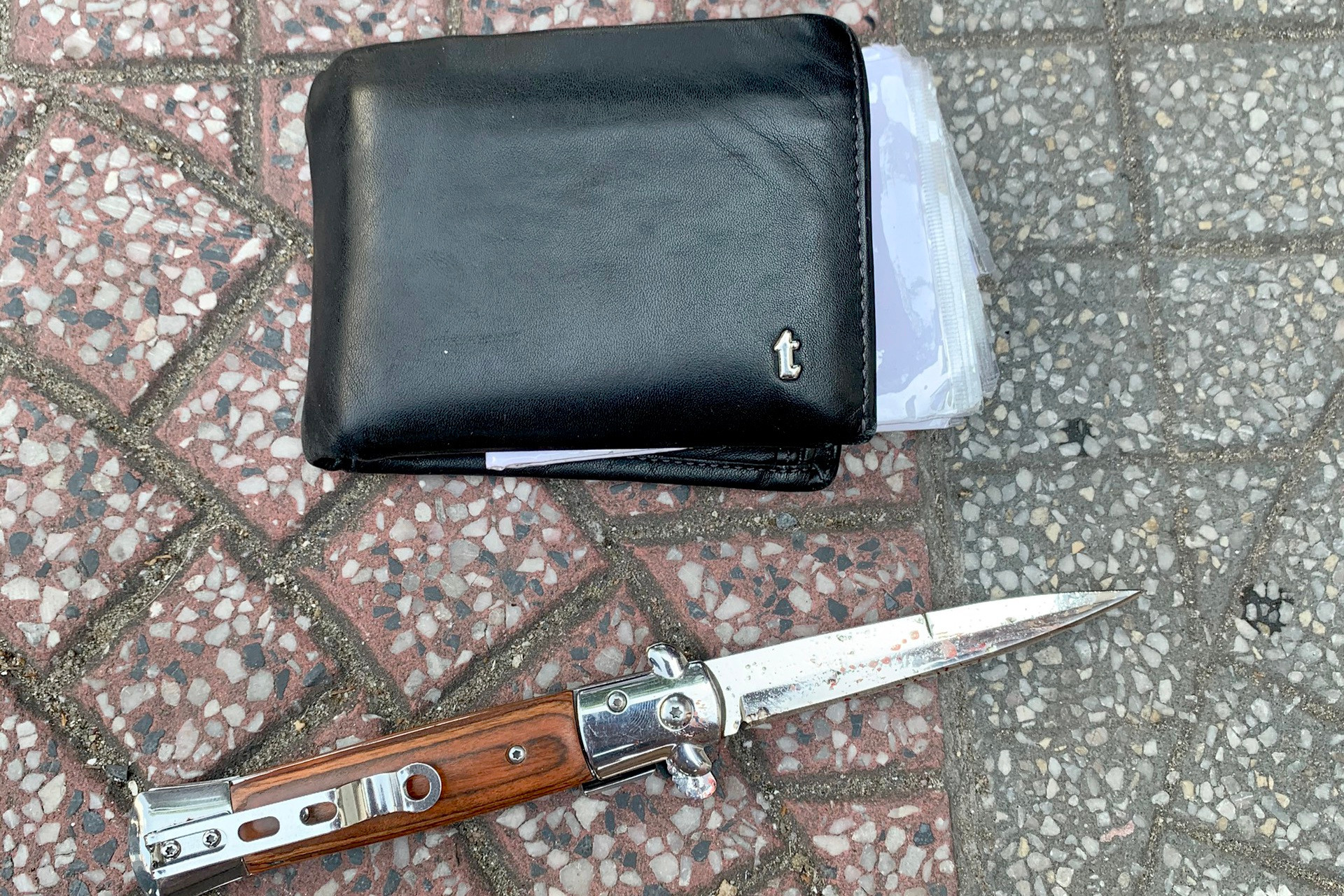 CSGT khống chế đối tượng dùng dao đâm gục 2 phụ nữ trên đường - 2