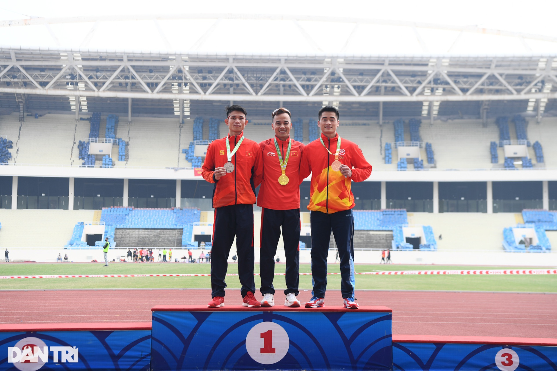 Ông hoàng đi bộ Nguyễn Thành Ngưng phá kỷ lục quốc gia cự ly 20.000m - 1