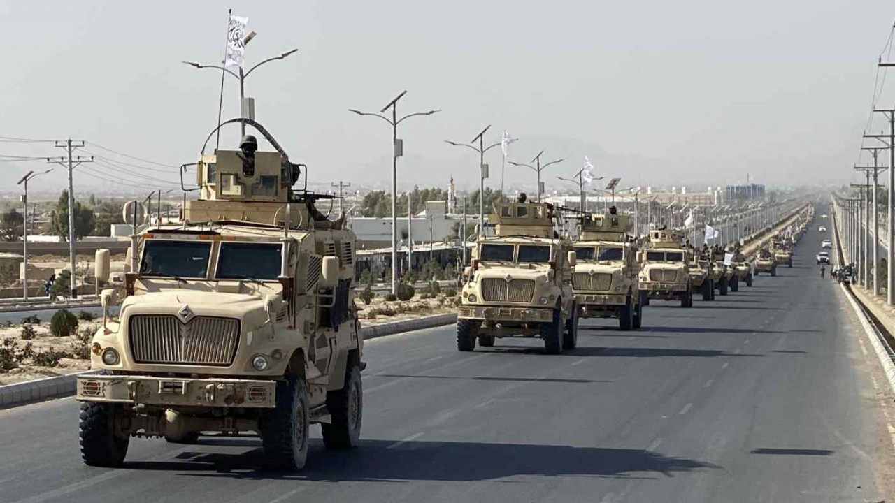 Taliban tổ chức một cuộc diễu hành quân sự với các thiết bị thu được từ quân đội Mỹ ở Kandahar, Afghanistan. (Nguồn: Getty Images)