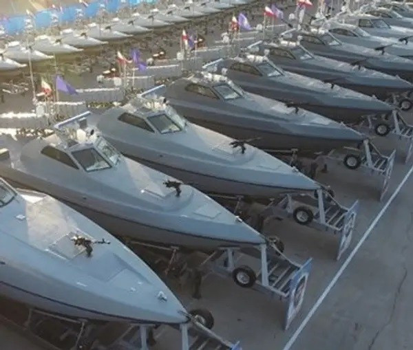 Hải quân Lực lượng Vệ binh Cách mạng Hồi giáo Iran (IRGC) đã tiếp nhận 110 tàu hiện đại được sản xuất nội địa trong buổi lễ tổ chức tại thành phố cảng miền Nam Bandar Abbas. (Nguồn: iranintl.com)