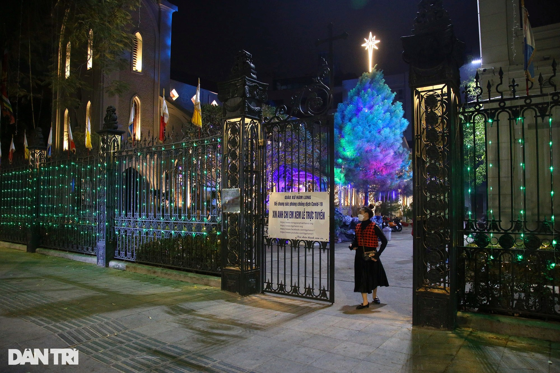 Các nhà thờ ở Hà Nội sáng lung linh đón Giáng sinh 2021 - 1