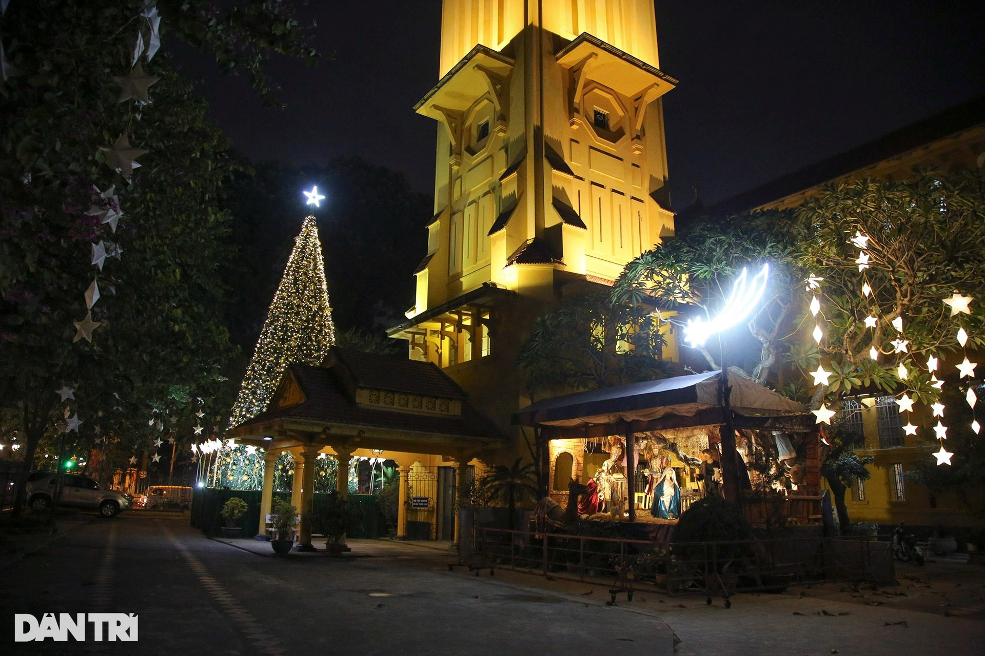 Các nhà thờ ở Hà Nội sáng lung linh đón Giáng sinh 2021 - 14