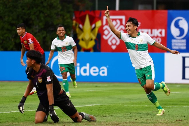 Witan Sulaeman (số 8) giúp tuyển Indonesia chơi khởi sắc hơn ở hiệp 2. Ảnh: SF