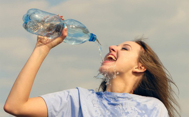 8 thói quen uống nước sai cách có hại cho sức khỏe - Ảnh 3.