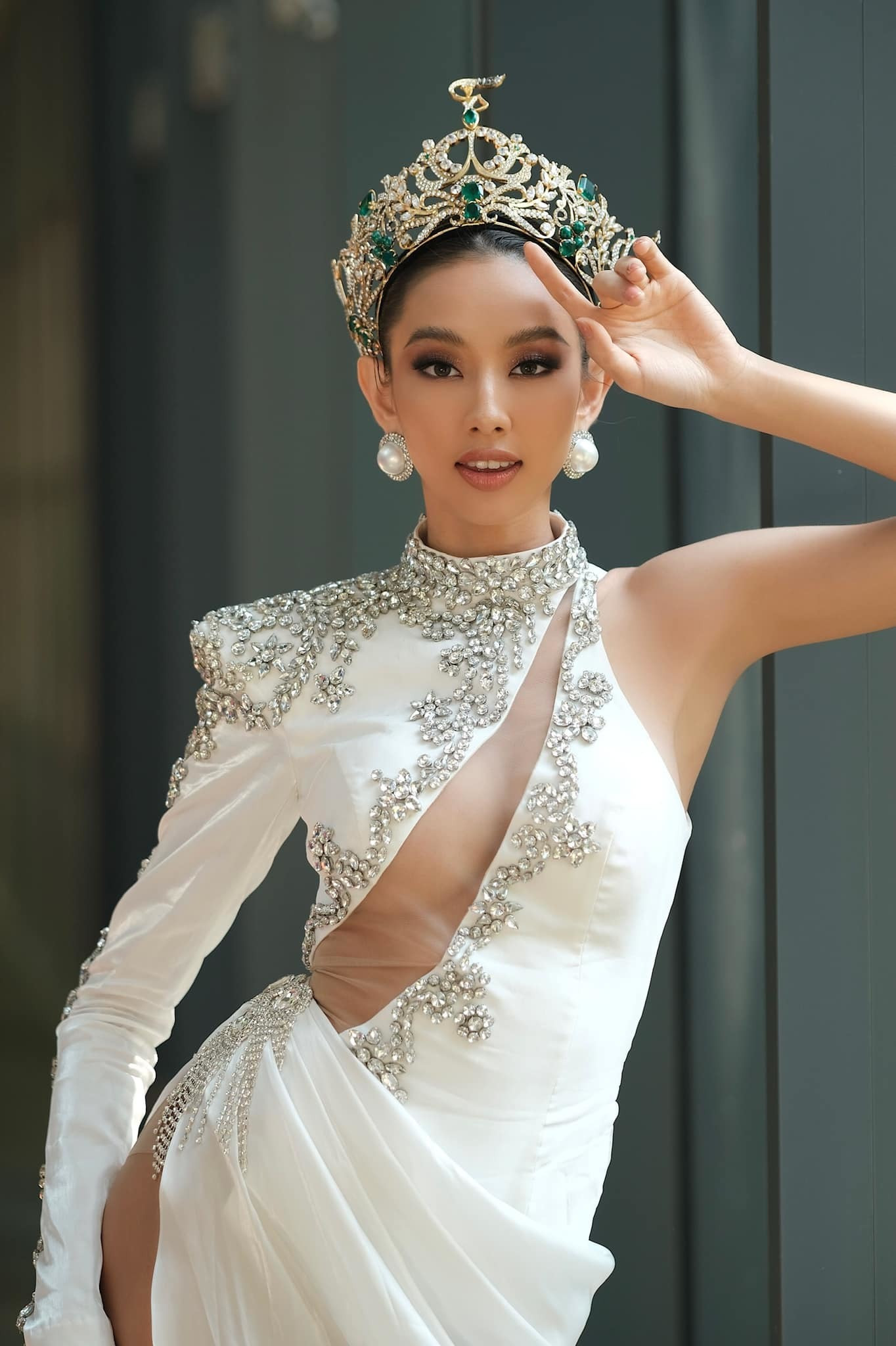 Hoa hậu Thuỳ Tiên khóc vì nhớ nhà