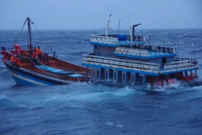 Cứu nạn 15 ngư dân trên tàu cá chết máy ở Hoàng Sa - 1