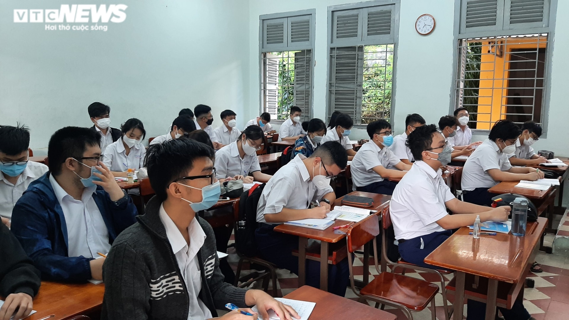 Ảnh: Học sinh TP.HCM ngày đầu trở lại trường sau nửa năm học trực tuyến - 10