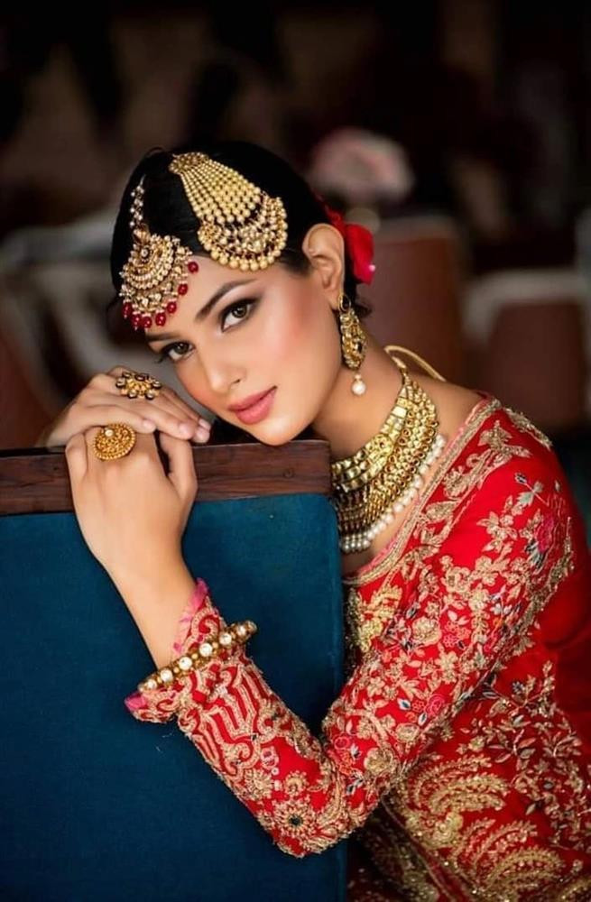 Tân Miss Universe mỗi lần diện trang phục truyền thống Ấn Độ đều gây mê-16
