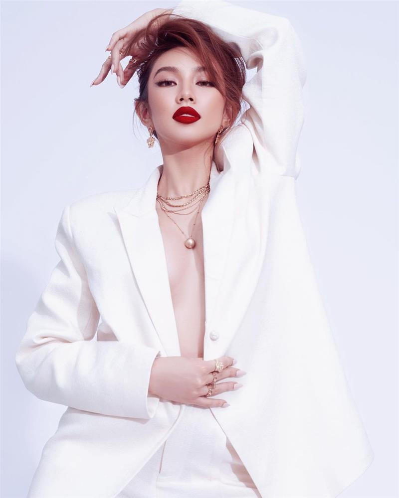Miss Grand Thùy Tiên thả rông khoe ngực trần đầy quyền lực với suit trắng-7
