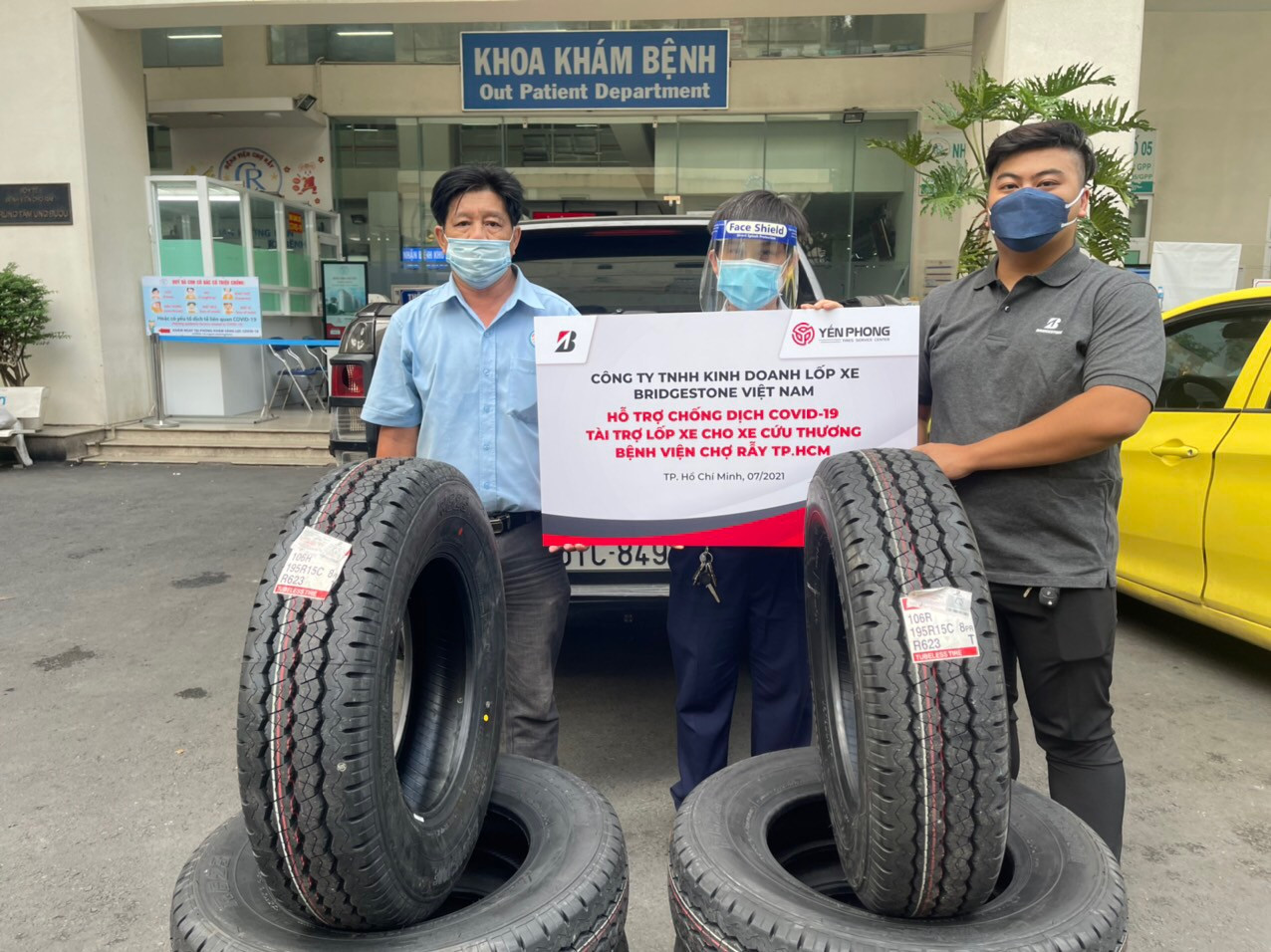 Bridgestone Việt Nam hợp tác cùng Đại lý trao tặng lốp cho xe cứu thương của Bệnh viện Chợ Rẫy và Trung tâm Cấp cứu 115 trong đợt dịch COVID-19 lần thứ 4 vừa qua