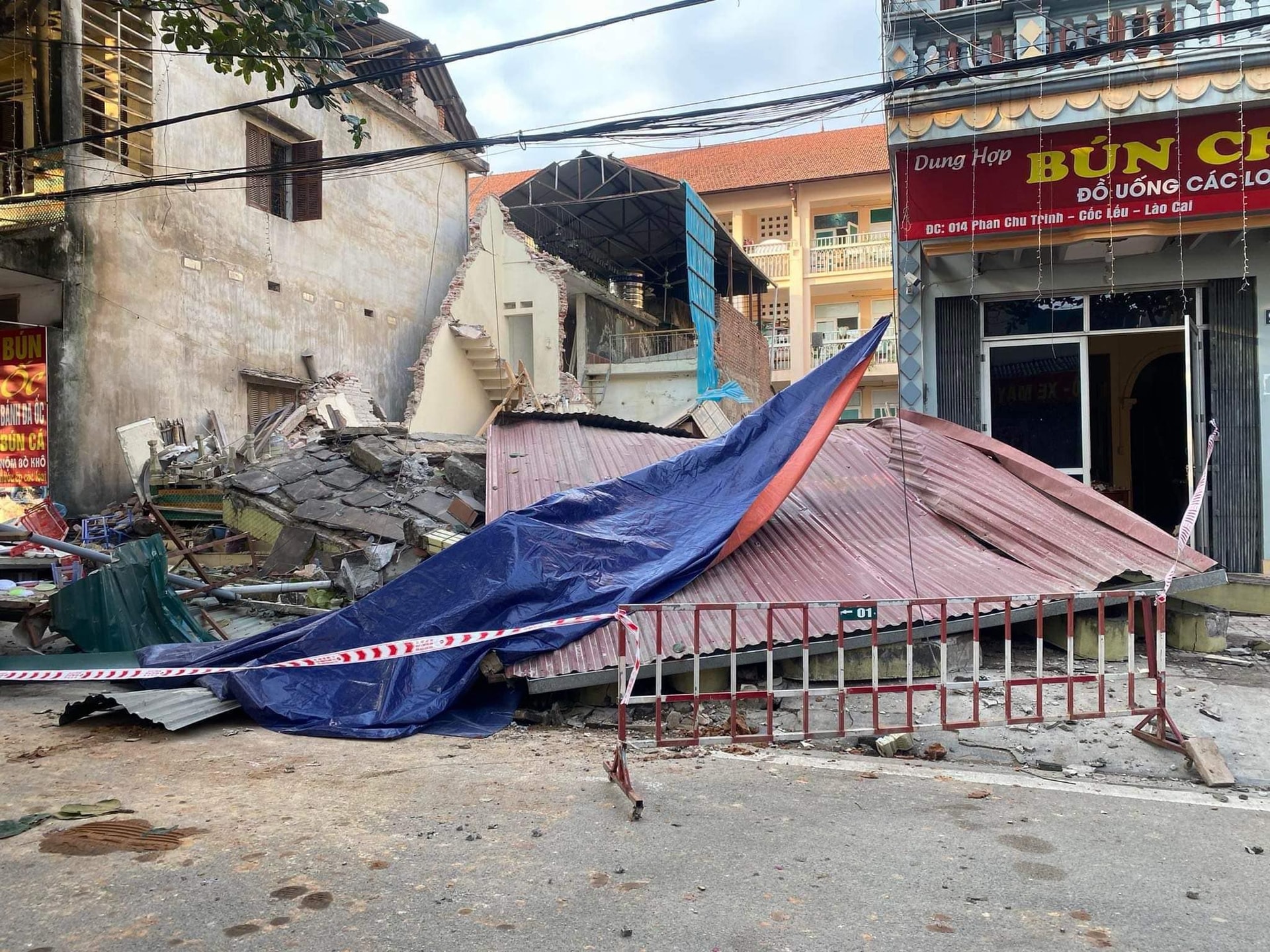 Lào Cai: Đào móng xây nhà làm sập nhà hàng xóm - 1 Lào Cai: Đào móng xây nhà làm sập nhà hàng xóm - 1