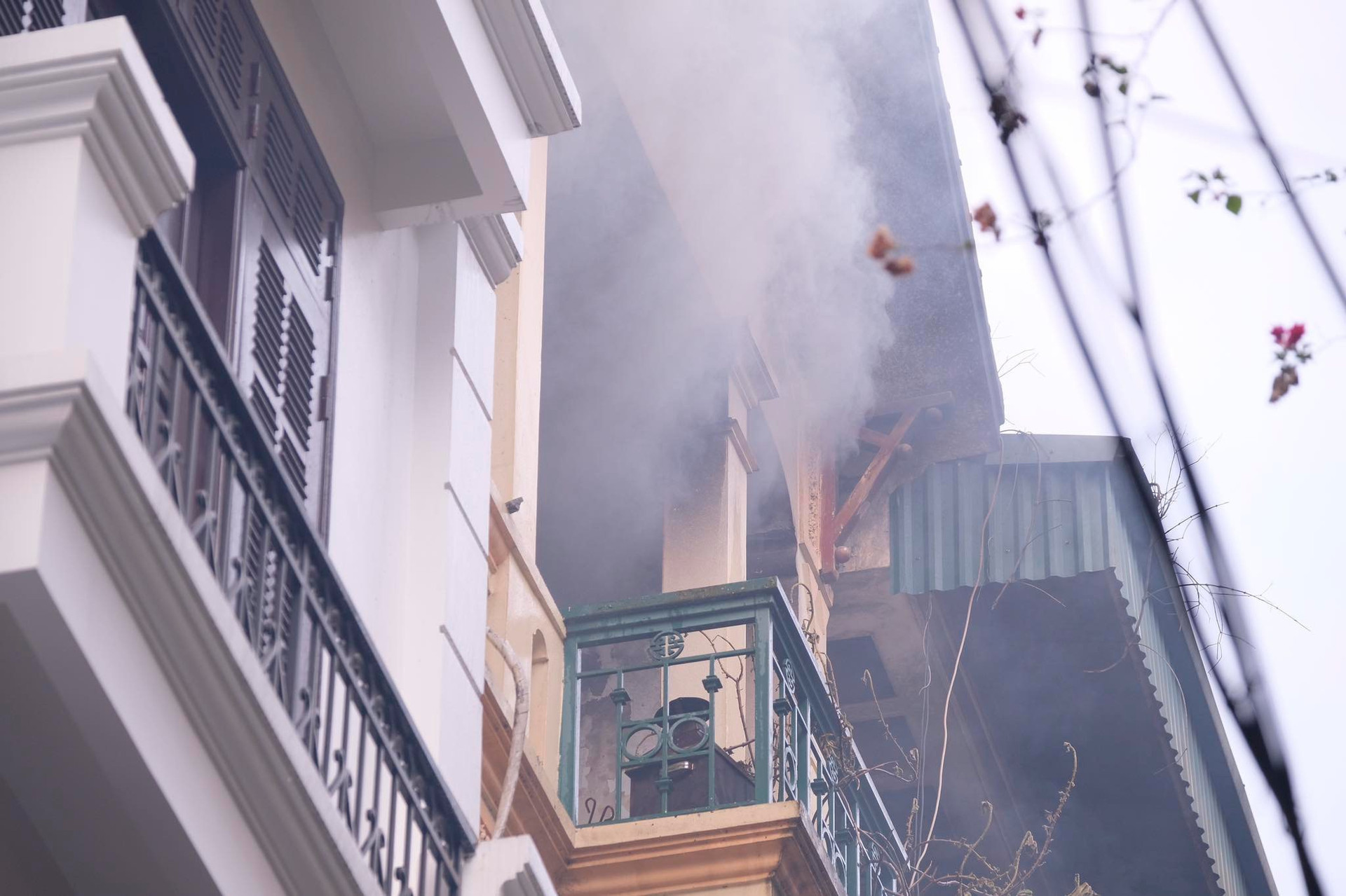 Cháy nhà 4 tầng ở Hà Nội, nhiều người hoảng loạn - 1