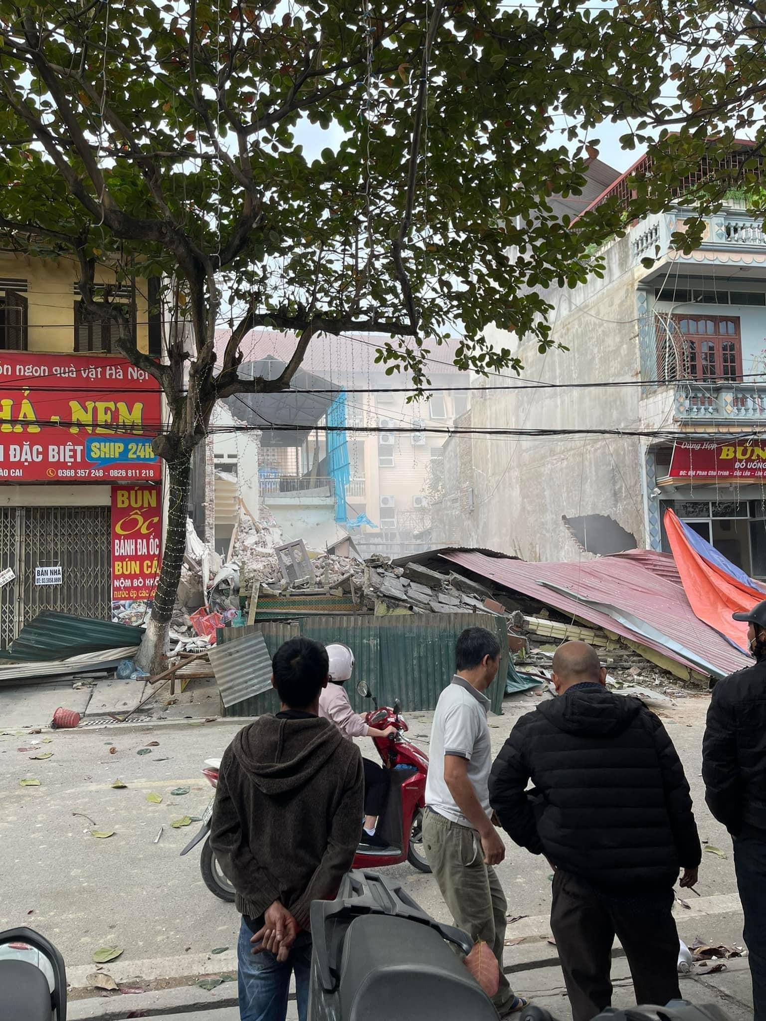 Lào Cai: Đào móng xây nhà làm sập nhà hàng xóm - 2