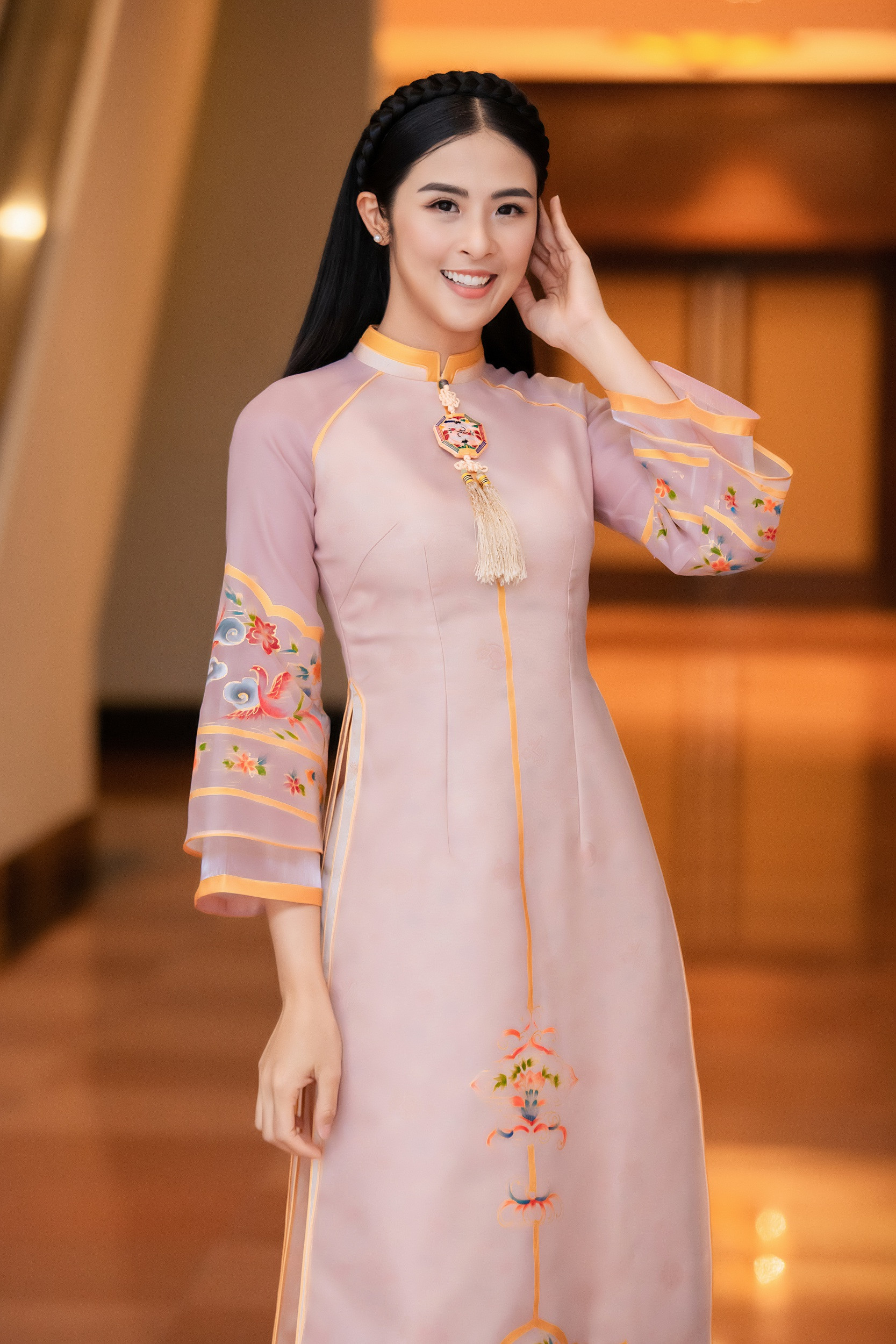 Áo dài, áo truyền thống của dân tộc Việt Nam. Hãy cùng chiêm ngưỡng những chiếc áo dài tuyệt đẹp với phong cách truyền thống và hiện đại. Và đừng quên, hãy tự tin khi mặc áo dài và thể hiện đẳng cấp của mình.